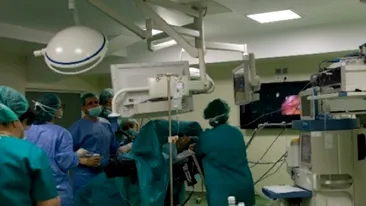 Imaginile care îți dau fiori! Medicii au scos un șarpe de 1,2 metri din gura unei femei, după ce reptila a intrat în corpul ei în timp ce dormea. VIDEO