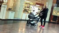 A devenit tătic în urmă cu trei luni, iar acum l-a scos în lume. Andrei de la Alb-Negru, distracţie cu familia la mall