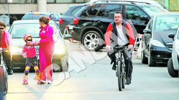 Seful Fiscului imbina mesele copioase cu plimbarile alaturi de familie in parc! Intr-o zi pune calorii, in alta le da jos, calare pe bicicleta