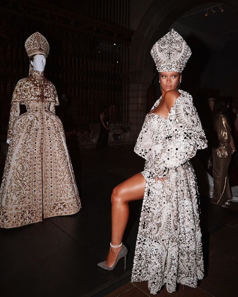 Rihanna, îmbrăcată ca femeia-papă pe care Vaticanul nu a avut-o vreodată