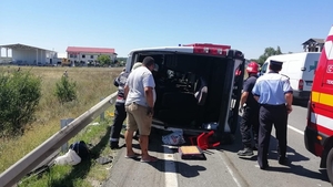 (VIDEO) Microbuz răsturnat în Dolj, la Pielești. Sunt 15 victime. S-a activat Planul Roşu