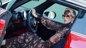 Iulia Albu, despre rochia roz purtată de Viorica Dăncilă la nunta fiului ei. Întregește perfect imaginea de tort supraetajat a premierului!