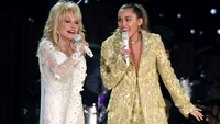 Puțini știu ce relație a existat între Dolly Parton și Miley Cyrus. Cum a ajuns legenda country să-i fie nașă și ce au descoperit ulterior
