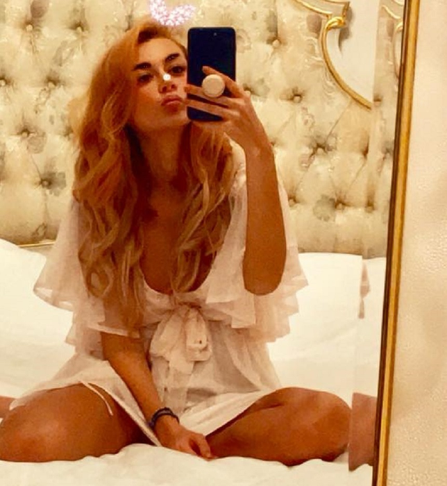 Denisa de la „Bambi”, privelişte de milioane! A renunţat la sutien şi a arătat tot ce are mai frumos prin bluza prea subţire