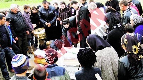 I-au tinut fiul departe de cimitir