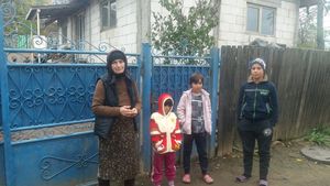 Povestea străbunicii care crește singură trei copii. Bătrâna are o pensie de doar 800 de lunar. Unde o puteți ajuta