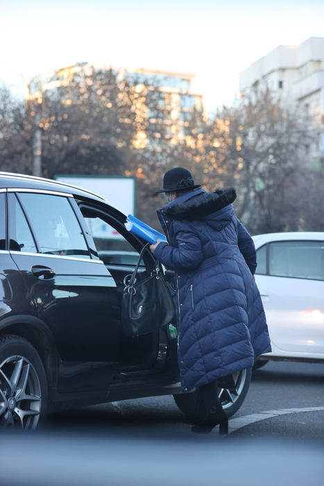 Soția lui Nea Mărin a rezolvat la clinică și se îndreaptă către mașină