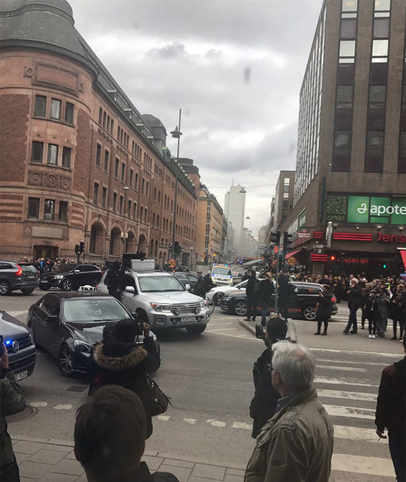 Tragedia a lovit din nou! Un camion a intrat din plin într-o mulţime de oameni, în Suedia!