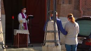 Ți se face pielea de găină! Cum arată o înmormântare pe vreme de pandemie COVID-19