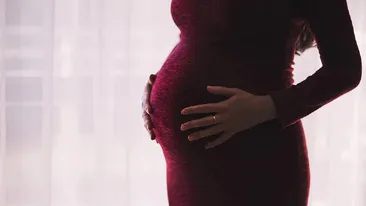 Scenariu de film. O femeie a rămas șocată după ce iubita ex-ului său a început să-și „însușească” sarcina ei cu gemeni: „Mă trata ca pe o mamă surogat, spunea că acei copii sunt ai ei”
