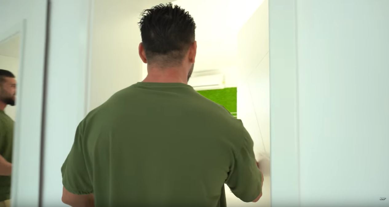 Incredibil! Ce a putut să pună Dorian Popa pe peretele biroului din casa de 300.000 de euro | FOTO