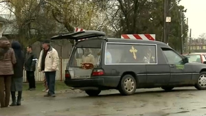 Un bărbat care mergea acasă cu sicriul fiului său a coborât din mașină și a dispărut fără urmă