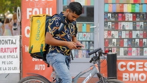 Un curier bengalez- eroul de la Glovo! A salvat un român agresat pe o stradă din București