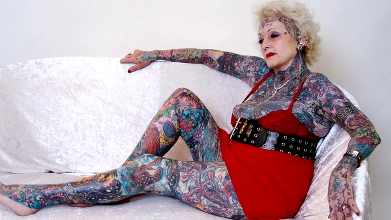 A MURIT cea mai tatuata femeie din lume: Raiul a mai castigat un inger