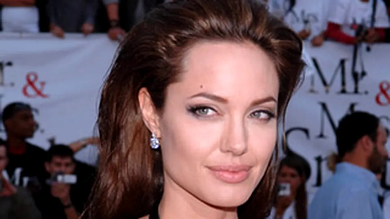 Eva Mendes: Angelina Jolie a facut ca filantropia sa devina o activitate cool!