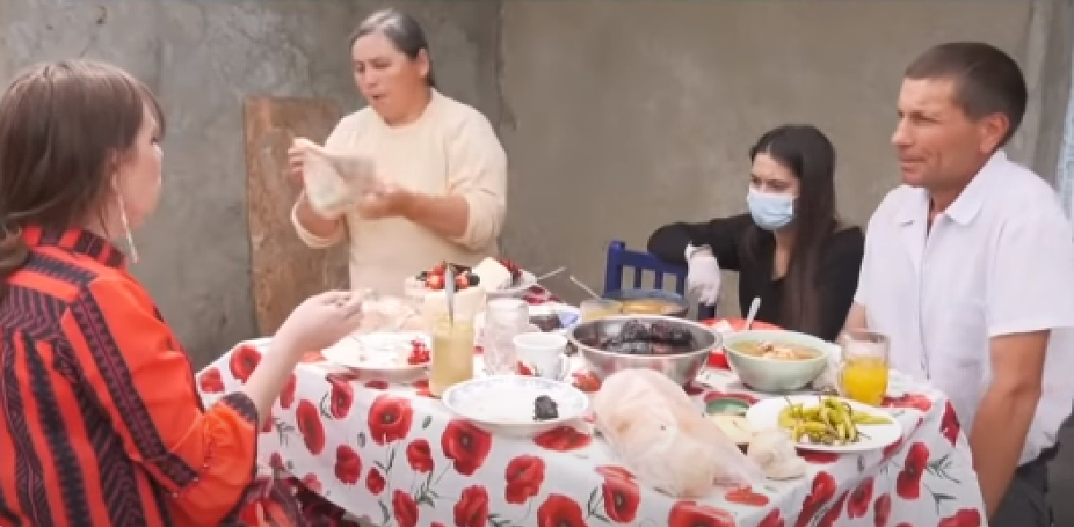 Ce i-au pus părinții Vulpiței de la Acces Direct pe masă, când i-a vizitat la Blăgești. Au luat prânzul în curte