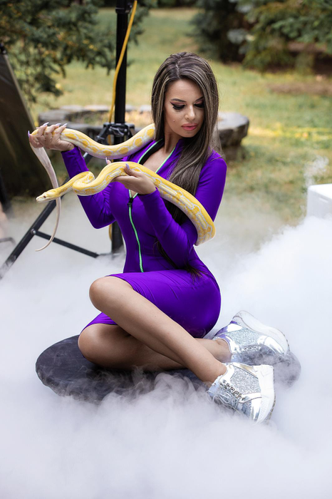 Loulou, iubita lui Lazarus,  și  buna ei prietenă, Melisa, au lansat un nou videoclip