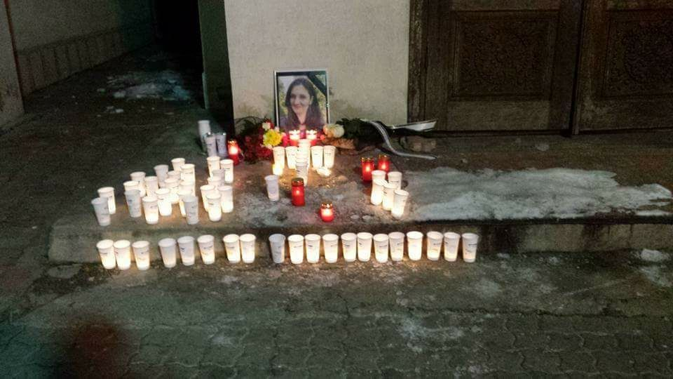Apropiaţii au făcut un altar în memoria fetei ucise