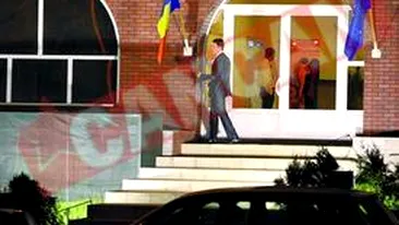 Mircea Badea boxeaza cu steagurile din fata televiziunii