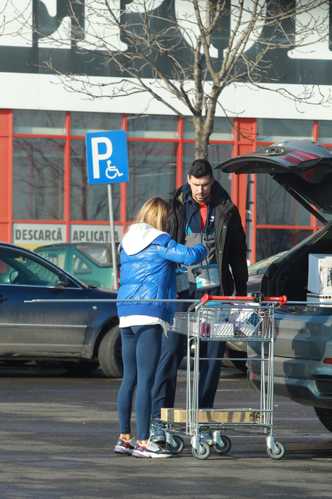 Iubita îl ajută pe Victor Hănescu să pună materialele de construcție în portbagaj