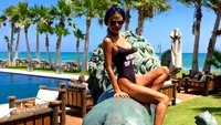 DANIELA CRUDU s-a pozat cu Nea MĂRIN, însă i-a scăpat un detaliu jenant! Costumul de baie al brunetei i-a...