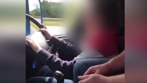 Imagini șocante! Un copil de 12 ani a fost filmat în timp ce conducea un camion pe o autostradă din Anglia