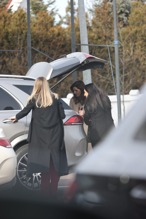 Andra și prietenele sale mai schimbă câteva vorbe înainte de despărțire (Foto: CANCAN.RO)