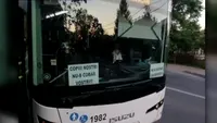 Gestul unui șofer de autobuz din Iași l-ar putea lăsa  fără loc de muncă! Bărbatul a lipit pe maşină afișe antivaccinare