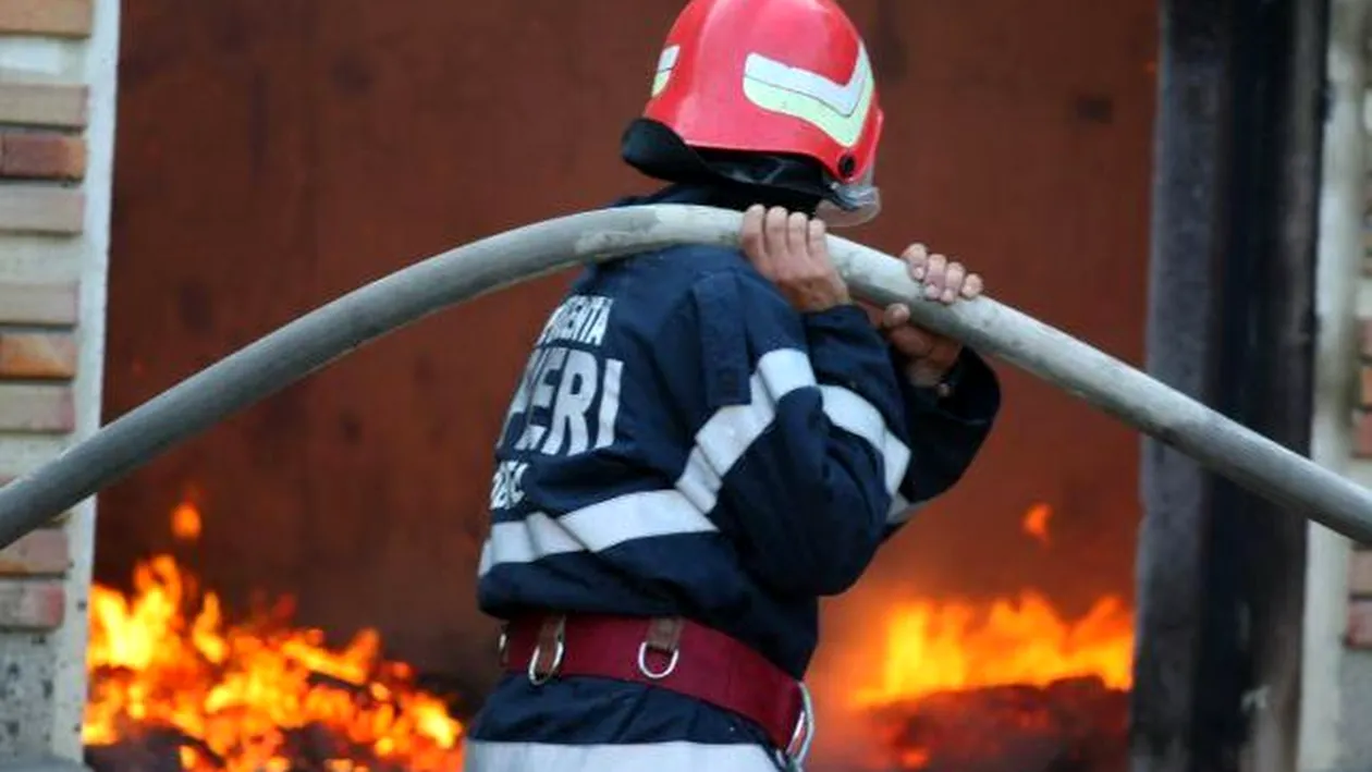Incendiu la o vopsitorie auto din Craiova. Au ars două mașini, iar alte șase sunt în pericol