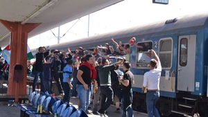 Un bărbat a fost lovit de o sticlă aruncată din tren de suporteri unguri. Omul si-a pierdut cunostinta din cauza loviturii