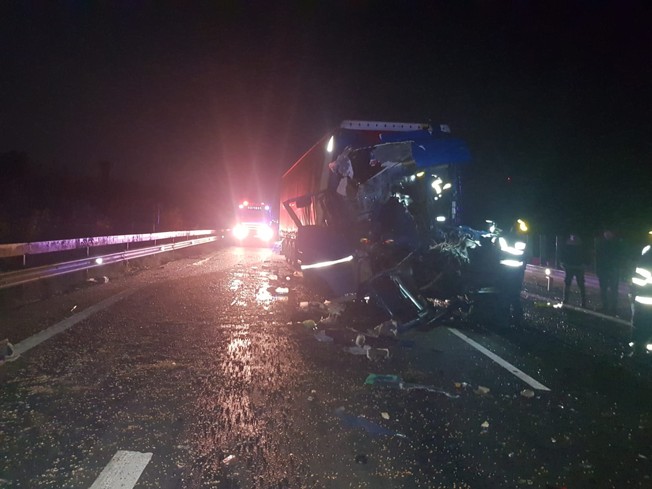 Accident grav pe A1. Două camioane s-au ciocnit, iar unul dintre șoferi a rămas încarcerat