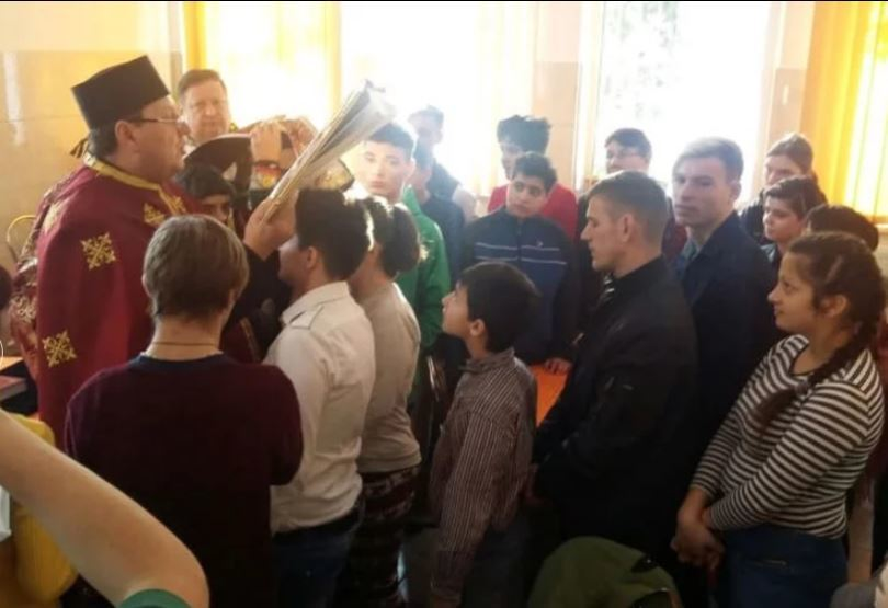 Preotul mai vine pe la ei să le aline suferinţele