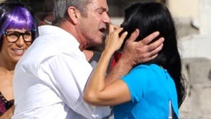 Mel Gibson, sarut pasional pe plaja cu o bruneta misterioasa