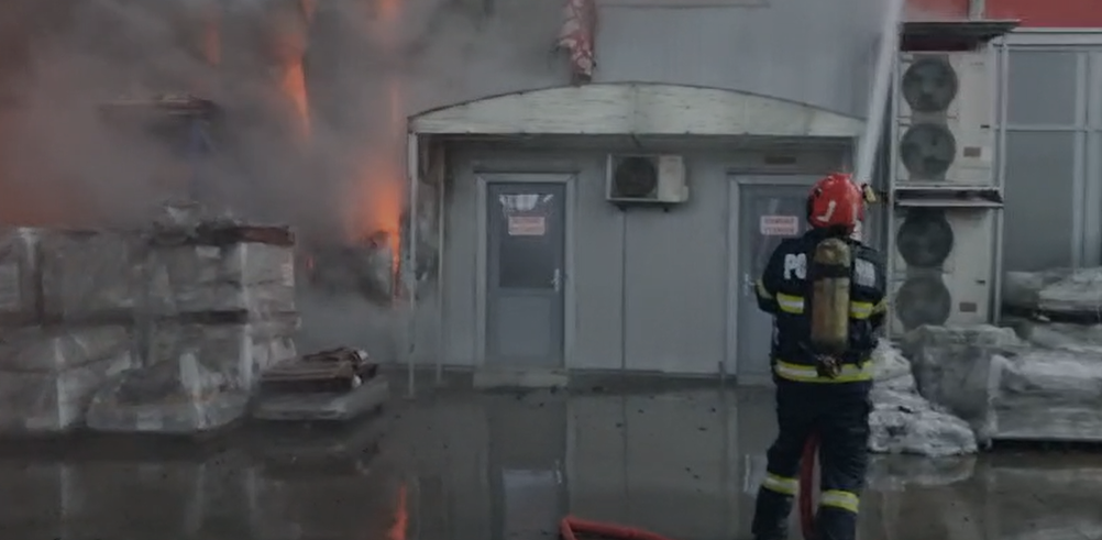 Incendiu major la o fabrică din Craiova! Mesaj RO-Alert pentru locuitori, pompierii luptă de ore bune cu flăcările uriașe