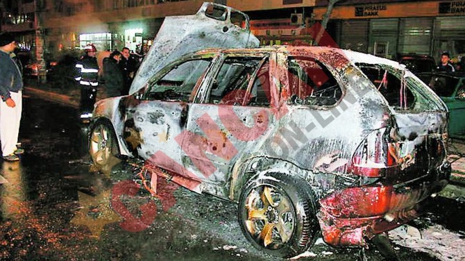 Nervos ca bolidul sau de 40.000 de euro a fost mistuit intr-un incendiu, un barbat din Capitala a sarit sa bata un politist