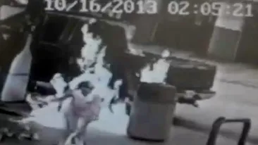VIDEO Clipe de GROAZA! Momentul in care un barbat ii da foc sotiei sale, intr-o benzinarie! Angajatii au amutit