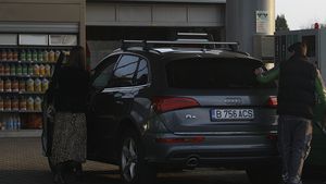 VIDEO EXCLUSIV. I-a zâmbit, i-a şoptit ceva, apoi… Cum l-a amăgit Andreea Berecleanu pe băiatul de la pompă