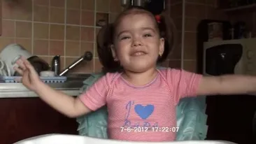 Adevarul din spatele fetitelor geniu! Cum a reusit de fapt mama lor sa le faca sa recite zeci de strofe la doi anisori!