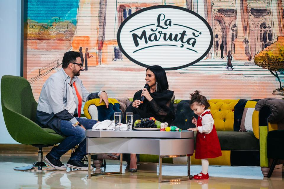 Adelina Pestrițu și soțul ei, surprinși în halate de baie azi-noapte prin București. Fosta prezentatoare de la Kanal D a povestit ce au pățit