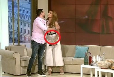 Iulia Vântur şi-a etalat burtica la revenirea în România