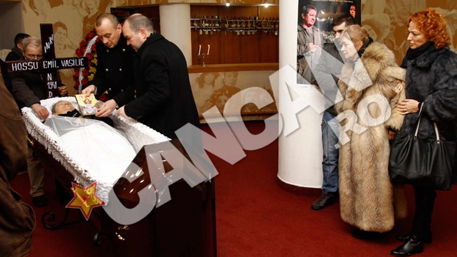 Trupul neinsufletit al lui Emil Hossu a fost depus la Teatrul Nottara! Mai multi actori i-au adus un ultim omagiu!