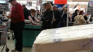Crina Abrudan si Gabi Popescu, atrasi de o...saltea de pat! S-au uitat in acelasi timp la ea!