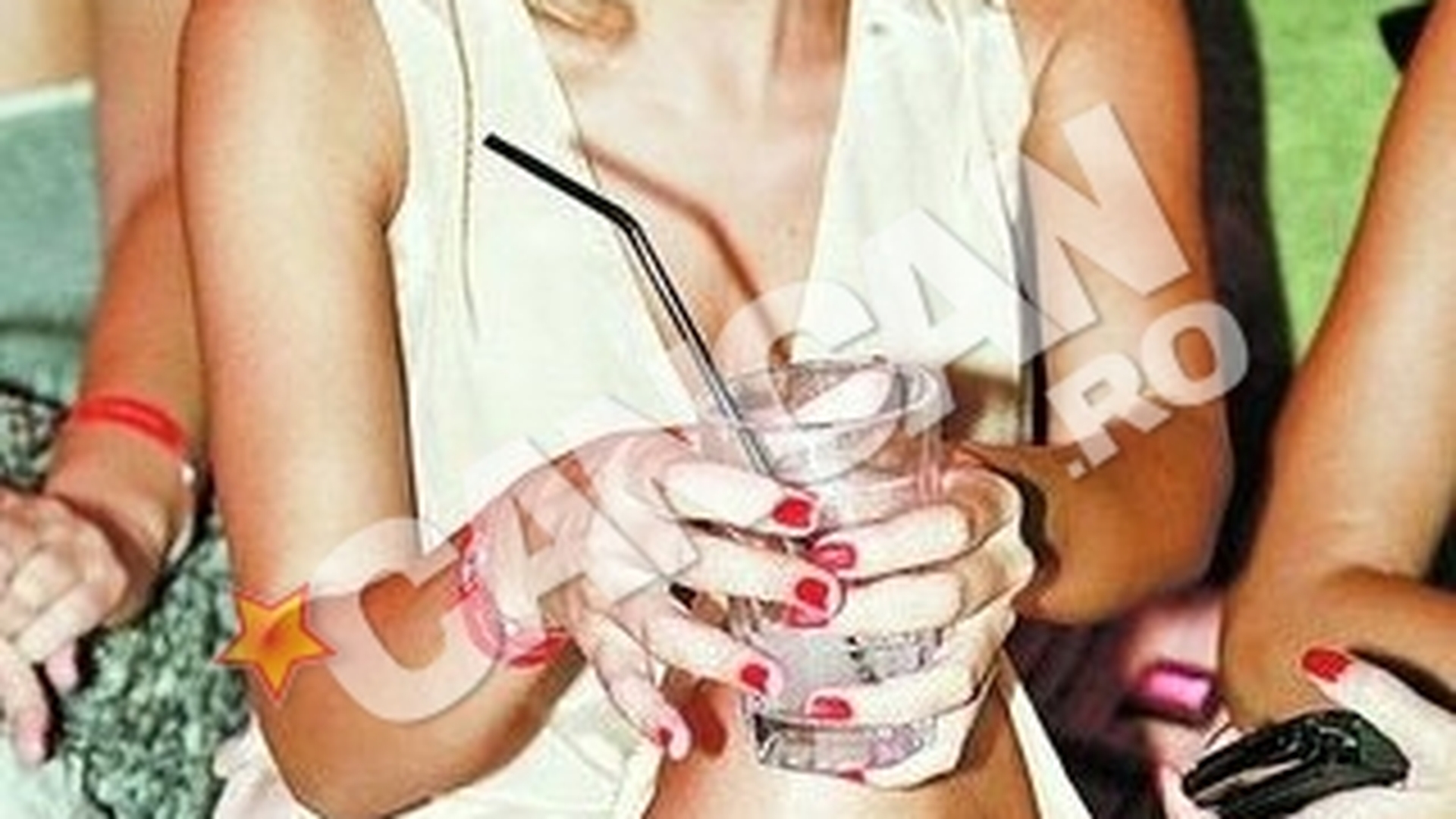 Roxana Ionescu lucreaza la o firma si promoveaza o cunoscuta marca de tequila! Angajata cu carte de munca dupa ce si-a luat licenta
