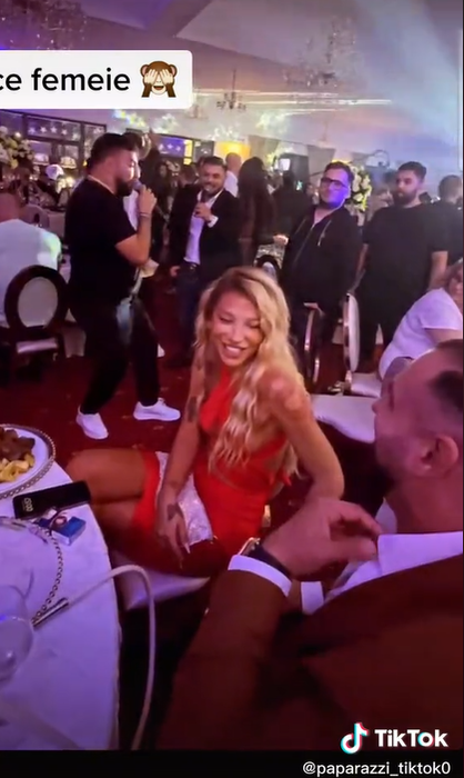 Ema Uta și Alex Bodi se țin de mână în timpul dedicației. Sursă: Tik Tok