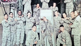 Credeai ca numai romanii se pot poza langa morti? Uite fotografia care a socat America