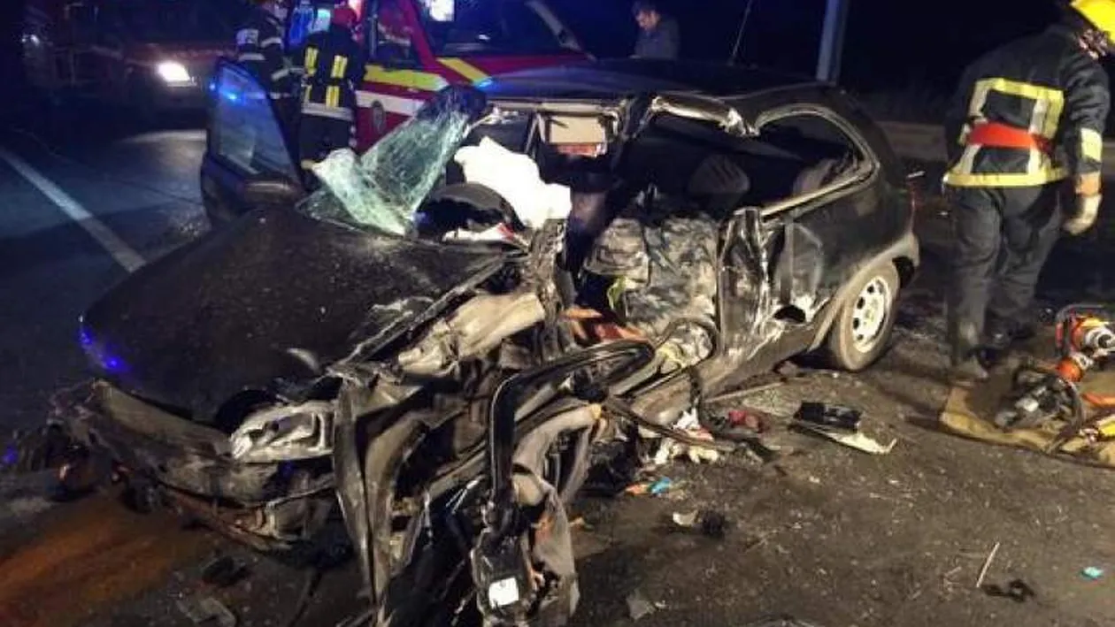 Accident înfiorător în județul Mureș! Un mort, doi răniți după ce 3 mașini s-au ciocnit puternic