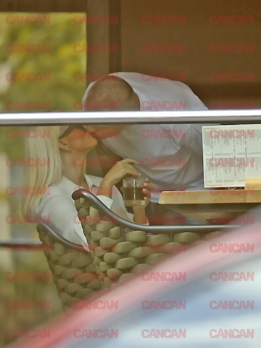 Alex Roman a ajuns într-un final și i-a răsplătit răbdarea partenerei cu un pupic