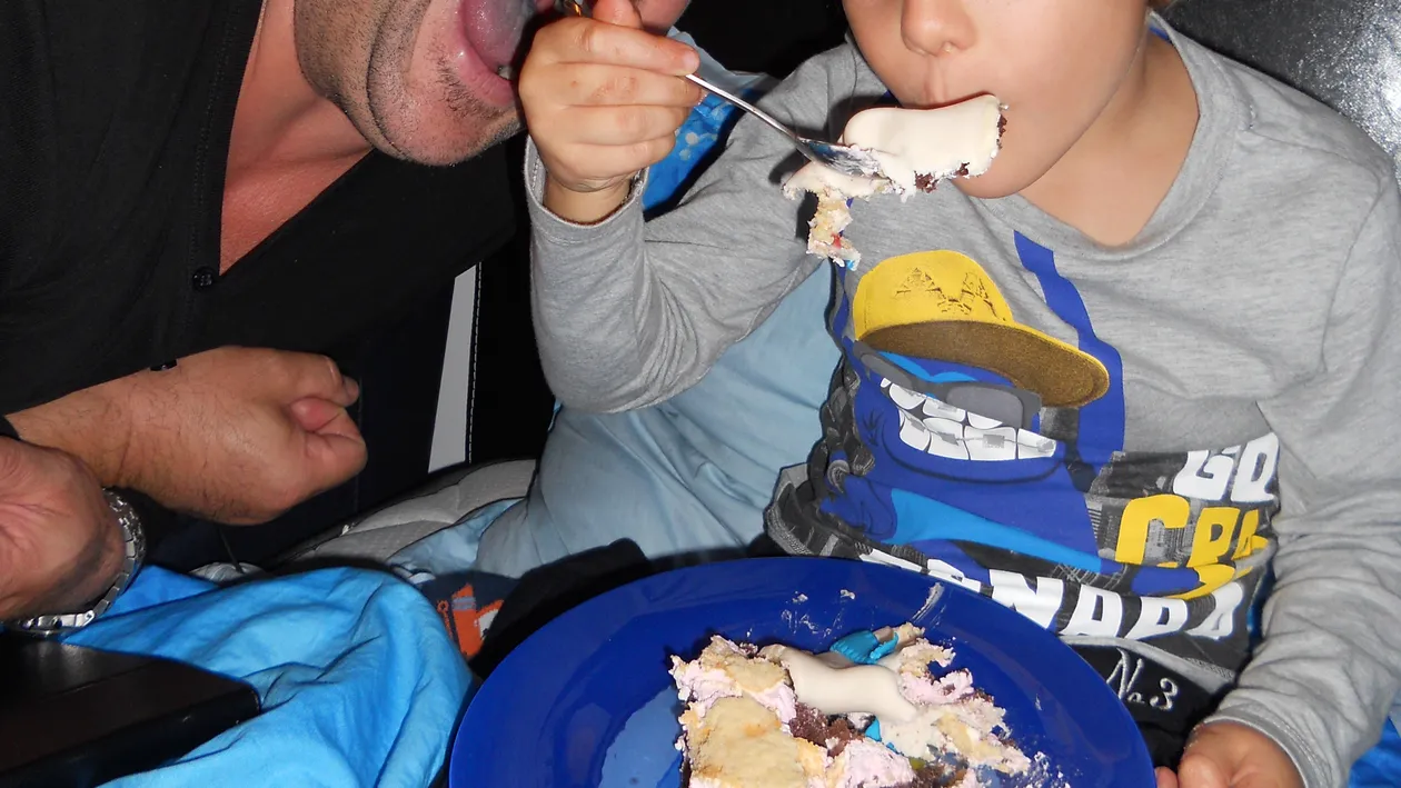 Si-a deschis scoala de muzica in propria sufragerie! Tavi Colen preda canto si chitara pentru copii