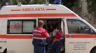 INFIORATOR! Doi baieti si-au aruncat in "gluma" colega de clasa pe geam
