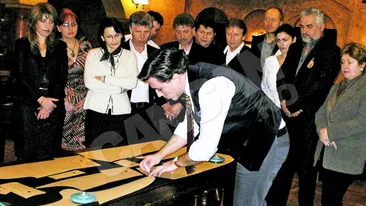 Omul-foarfeca face un costum in doua ore